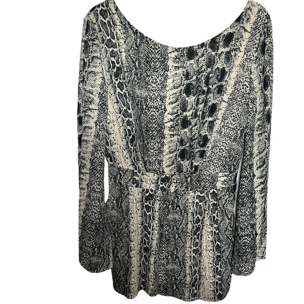 Aakaa Animal Snake Print Romper Size Medium
Includes lining. Has pockets!